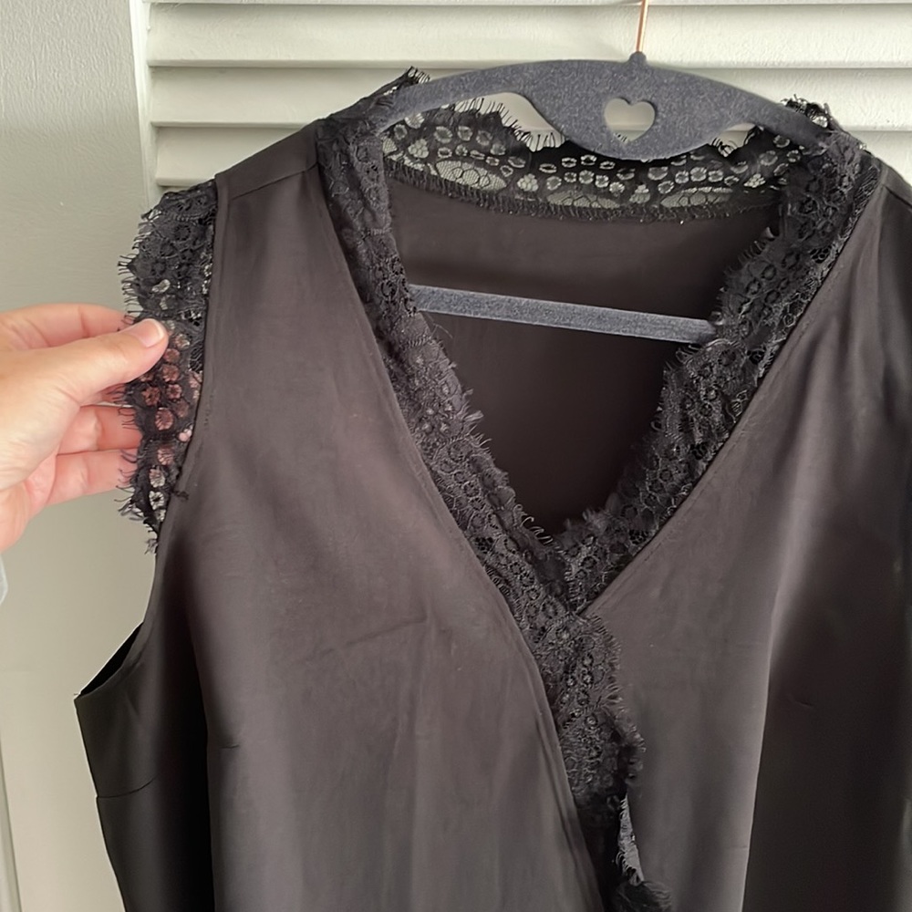 Flowy crepe black sleeveless lace detail top - Picture 3 of 4